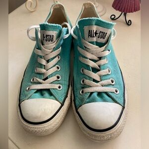 Converse All Star Chuck Taylor Women’s size 8. Turquoise. Rarely worn.